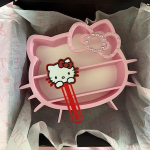 Mini Hello Kitty Shelf: Pink Kawaii Display with Pearl Bow Bild 9