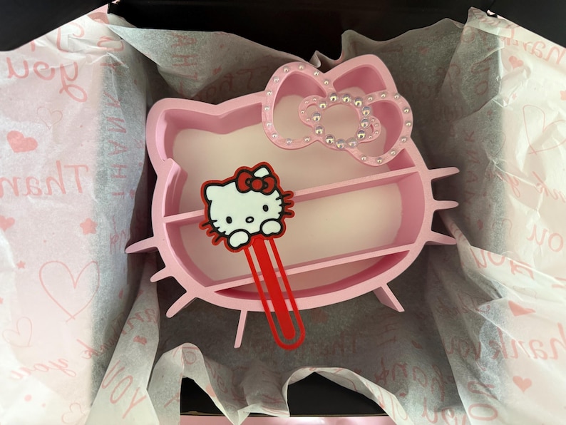 Mini Hello Kitty Shelf: Pink Kawaii Display with Pearl Bow Bild 9