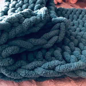 Hand Knit Chenille Cat Bed: Chunky Fuzzy Cat Mat (15x15)