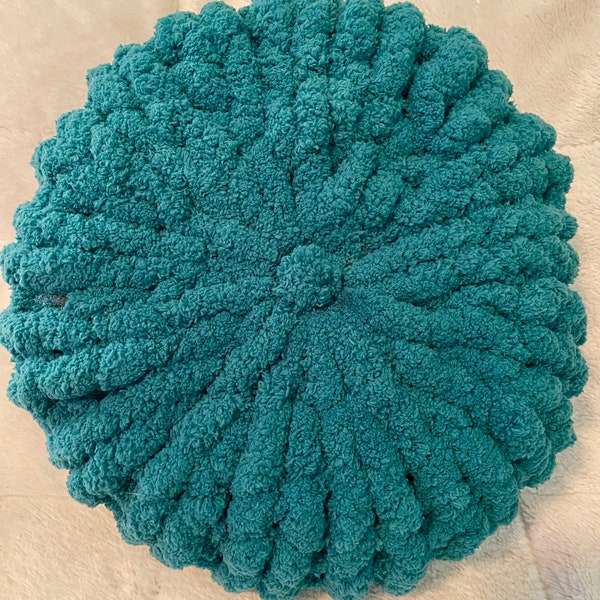 Chunky knit round pillow 13’