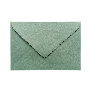 Peut inclure: Une enveloppe vert clair avec une surface texturée.