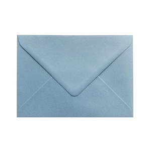 Könnte beinhalten: Ein hellblauer Umschlag.