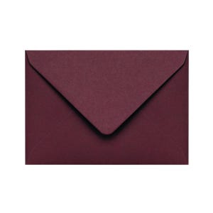 Könnte beinhalten: Ein burgunderfarbener Umschlag mit strukturierter Oberfläche.