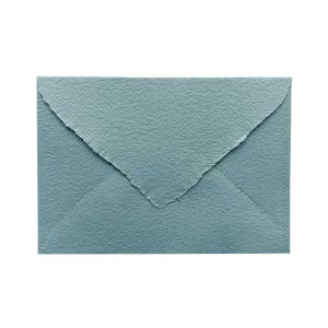 Puede incluir: Un sobre azul claro con una superficie texturizada.