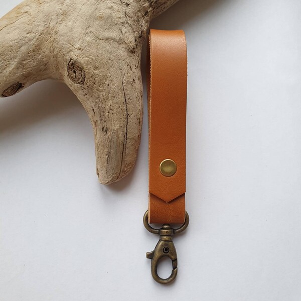 Porte clef / porte foulard en cuir de collet couleur Fauve - longueur 14cm
