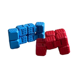 Peut inclure: Deux jouets sensoriels articulés, l'un bleu vif et l'autre rouge éclatant. Chaque jouet se compose d'une série de segments cubiques texturés et connectés permettant un mouvement flexible, avec un motif en nid d'abeille distinct.