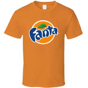 Può includere: Maglietta arancione con il logo Fanta in blu e verde sul davanti.