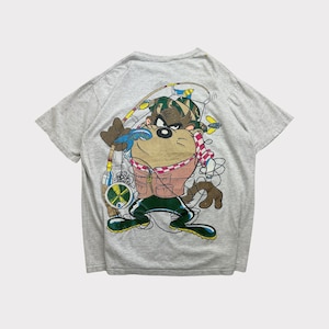 Pode incluir: Uma camiseta cinza com uma imagem de desenho animado de um diabo da Tasmânia vestindo um colete de pesca e segurando uma vara de pesca. O diabo está rodeado de equipamento de pesca e um peixe.