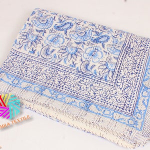 Blauwe kantha-quilt met blokprint, handgemaakte katoenen sprei, deken met Indiase randprint, boerderijkustdecor