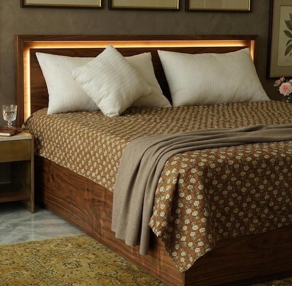 Braune, geblümte Kantha-Tagesdecke aus handgefertigter Baumwolle mit minimalistischem Blockdruck im Boho-Stil