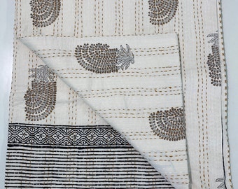 Manta Kantha blanca, cubrecama de algodón con estampado de árbol negro, ropa de cama bohemia india hecha a mano, tamaños Twin, Queen y King.