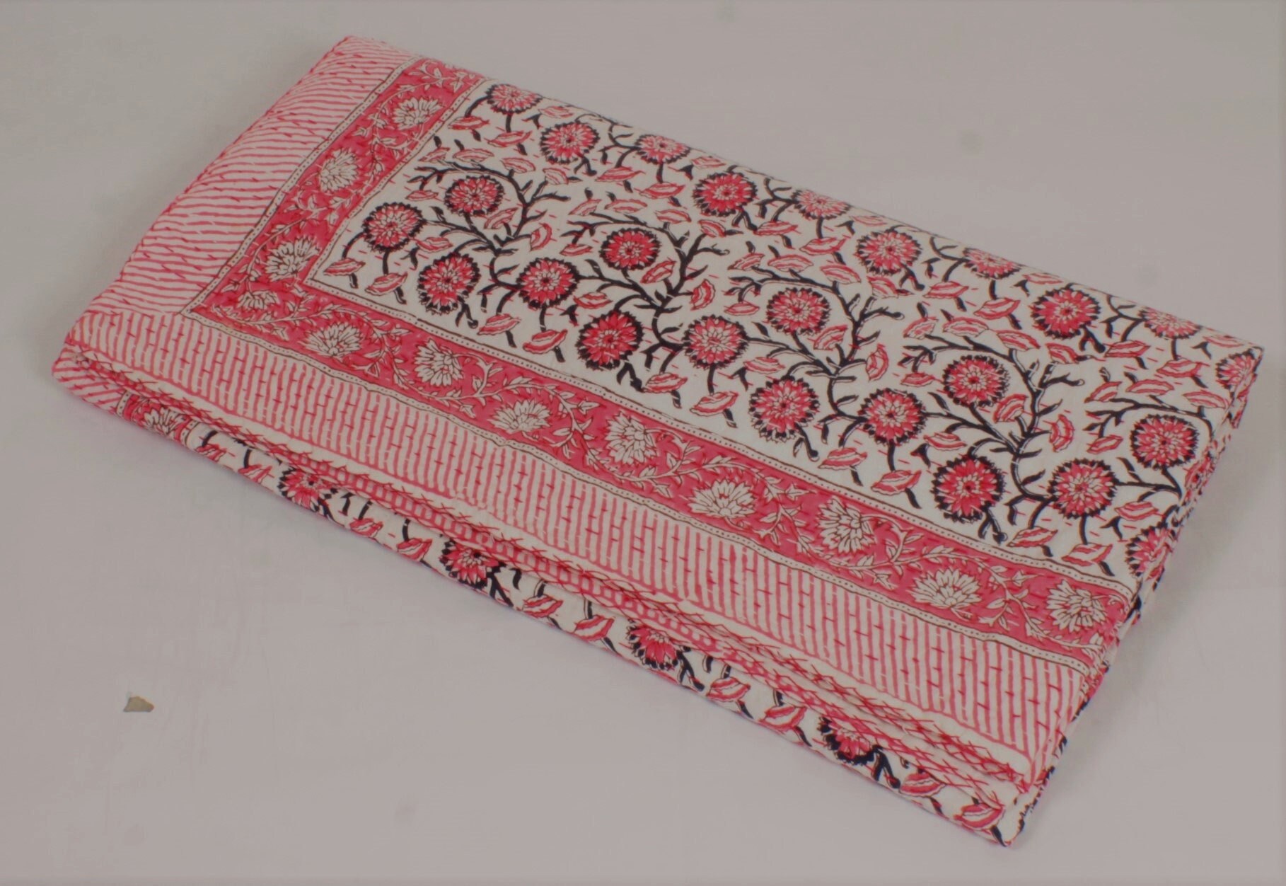 ピンクの花柄カンタキルト：ハンドメイドのインド風ブロックプリント