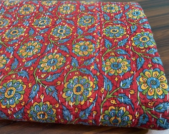 Trapunta Kantha a fiori rossi, stampa a blocchi di cotone, copriletto boho fatto a mano, coperta leggera indiana