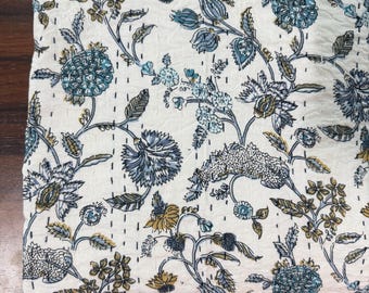 Colcha Kantha com estampa floral azul em blocos, feita à mão em algodão, base branca, estilo boho índigo.