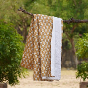 Senfgelber Kantha Quilt: Indischer Waben Block Print Baumwollüberwurf