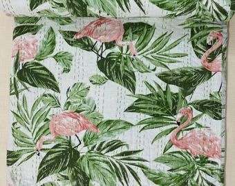 Handgemachte Grüne Kantha Quilt Flamingo Print Handgemachte Tropische Baumwolle Tagesdecke, Rosa Grüner Indischer Boho Überwurf