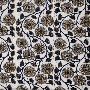Colcha Floral Kantha: Bordado de Algodão Branco, Azul e Marrom