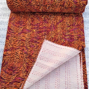 Edredón Kantha naranja: manta abstracta de algodón con hojas