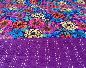 Trapunta Kantha floreale viola, copriletto in cotone fatto a mano, biancheria da letto boho colorata, stampa a blocchi indiana, coperta vintage
