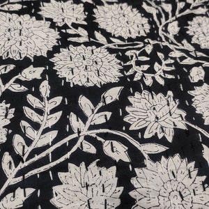 Schwarz Floral Kantha Quilt: Handgenähte Baumwolldecke