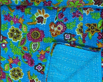 Colcha Kantha azul com estampa floral em blocos, feita à mão em algodão, estilo boho, macia e reversível.