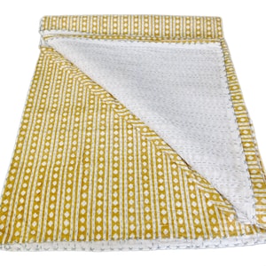 Senfgelber Kantha Quilt: Boho Tagesdecke aus Baumwolle