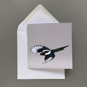 Carte de voeux d'oiseau pie vierge à l'intérieur
