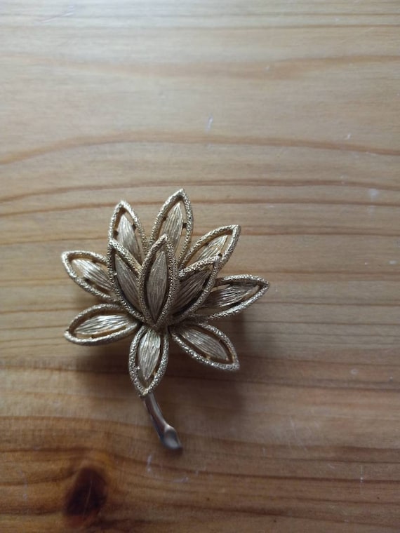 Avon. Vintage Victorian Style Gold Lotus Brooch