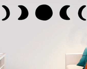 Arte mural con fases lunares: decoración de madera natural para espacios modernos y bohemios