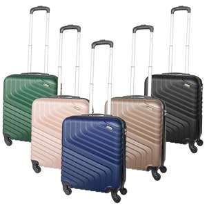 Peut inclure: Cinq valises rigides à roulettes de différentes couleurs : vert, rose, bleu, or et noir. Chaque valise est équipée d’une poignée télescopique et de quatre roues.