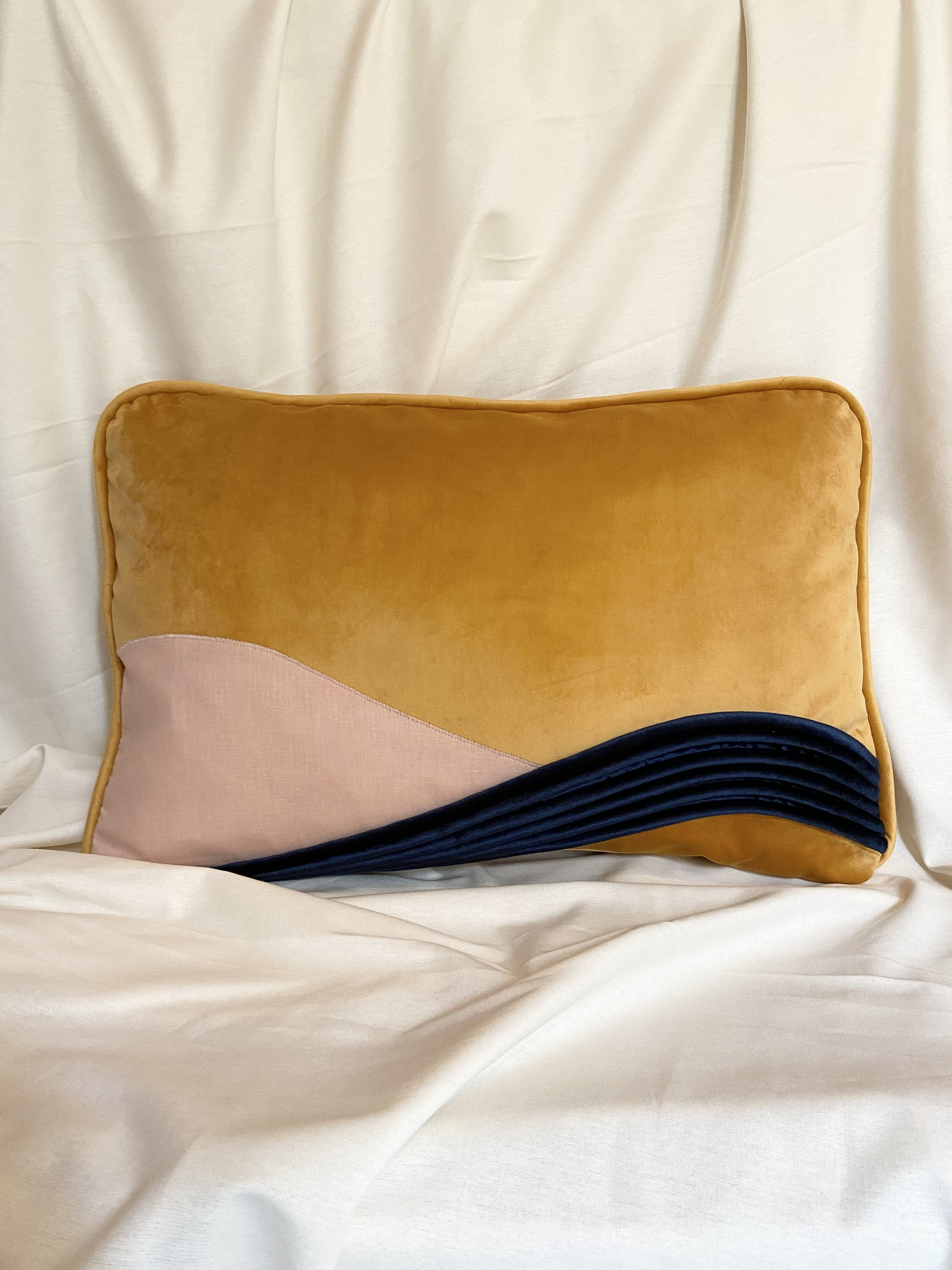 Coussin Edwige en Velours Appliqué et Passepoil