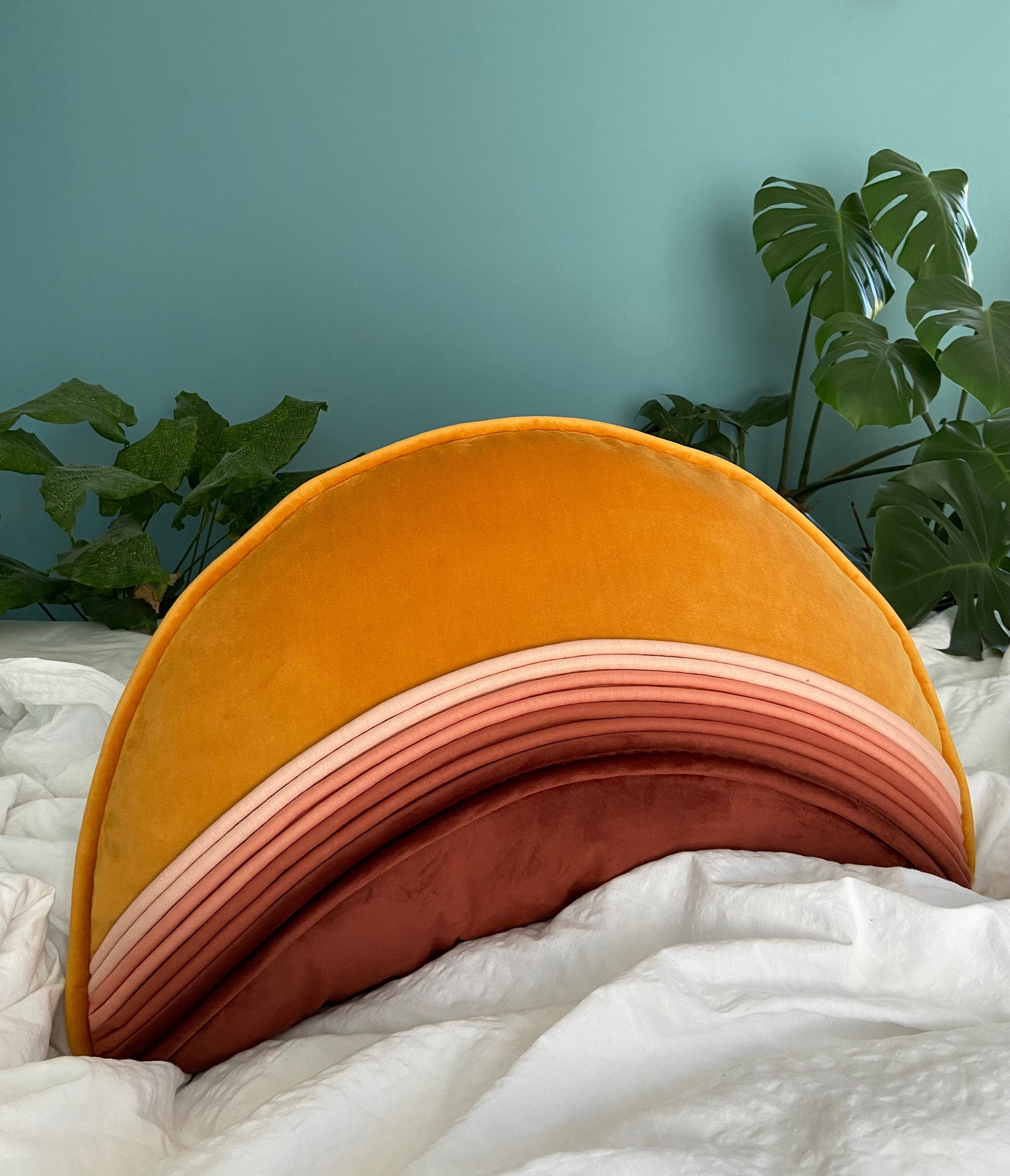 Coussin Passepoilé Demi Lune en Velours & Dégradé