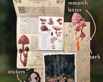 Könnte beinhalten: Midna Mail Curio Club November-Ausgabe Set mit einem Field Correspondence Brief, einem Bogen mit Pilz- und Schneckenaufklebern, einem roten Pilz-Lesezeichen, einem Totenkopf-Aufkleber und einem 13x18 cm Kunstdruck.
