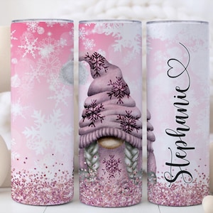 Bicchiere natalizio personalizzato con gnomo - Bicchiere sottile personalizzato da 20 once con cannuccia, bicchiere natalizio rosa con gnomo, graziosi regali di Natale con gnomo