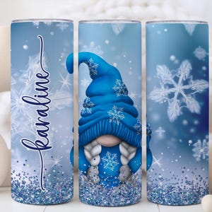 Bicchiere natalizio personalizzato con gnomo - Bicchiere sottile personalizzato da 20 once con cannuccia, bicchiere natalizio con gnomo blu, graziosi regali di Natale con gnomo