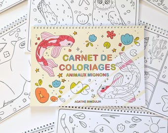 Op de afbeelding: Een verzameling spiraalgebonden kleurboeken met dierenillustraties. Het centrale boek toont de titel "CARNET DE COLORIAGES ANIMAUX MIGNONS" met een koi-vis en vogelontwerp. Andere boeken tonen verschillende lijntekeningen van dieren en natuurelementen.