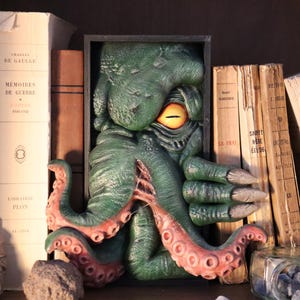 Booknook Cthulhu - L’Œil du Grand Ancien - Univers de Lovecraft- Insert de bibliothèque - Lovecraftian Horror Bookshelf Diorama