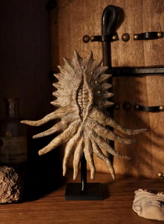 Cthulhu Statuette: Lovecraftian Idol - Esoteric Horror Decor