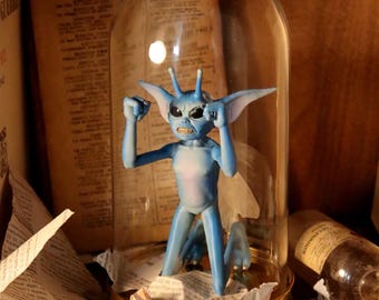 Lutin de Cornouailles captif sous cloche en verre – Créature magique de l’univers Fantastique - Diorama Magique - Geek Decoration