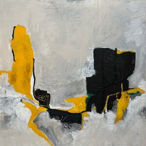 Op de afbeelding: Abstract schilderij met een kleurenschema van geel, zwart en wit. Het schilderij heeft een grote, abstracte vorm in het midden, met kleinere vormen eromheen. Het schilderij is uitgevoerd in een losse, gestileerde stijl.