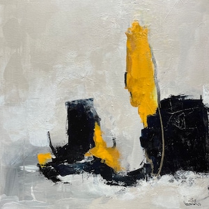 Op de afbeelding: Abstract schilderij met een neutrale achtergrond en gedurfde vormen. Het kunstwerk toont zwarte en gele penseelstreken tegen een witte en grijze achtergrond. De handtekening van de kunstenaar en het jaar 2020 zijn rechtsonder zichtbaar.