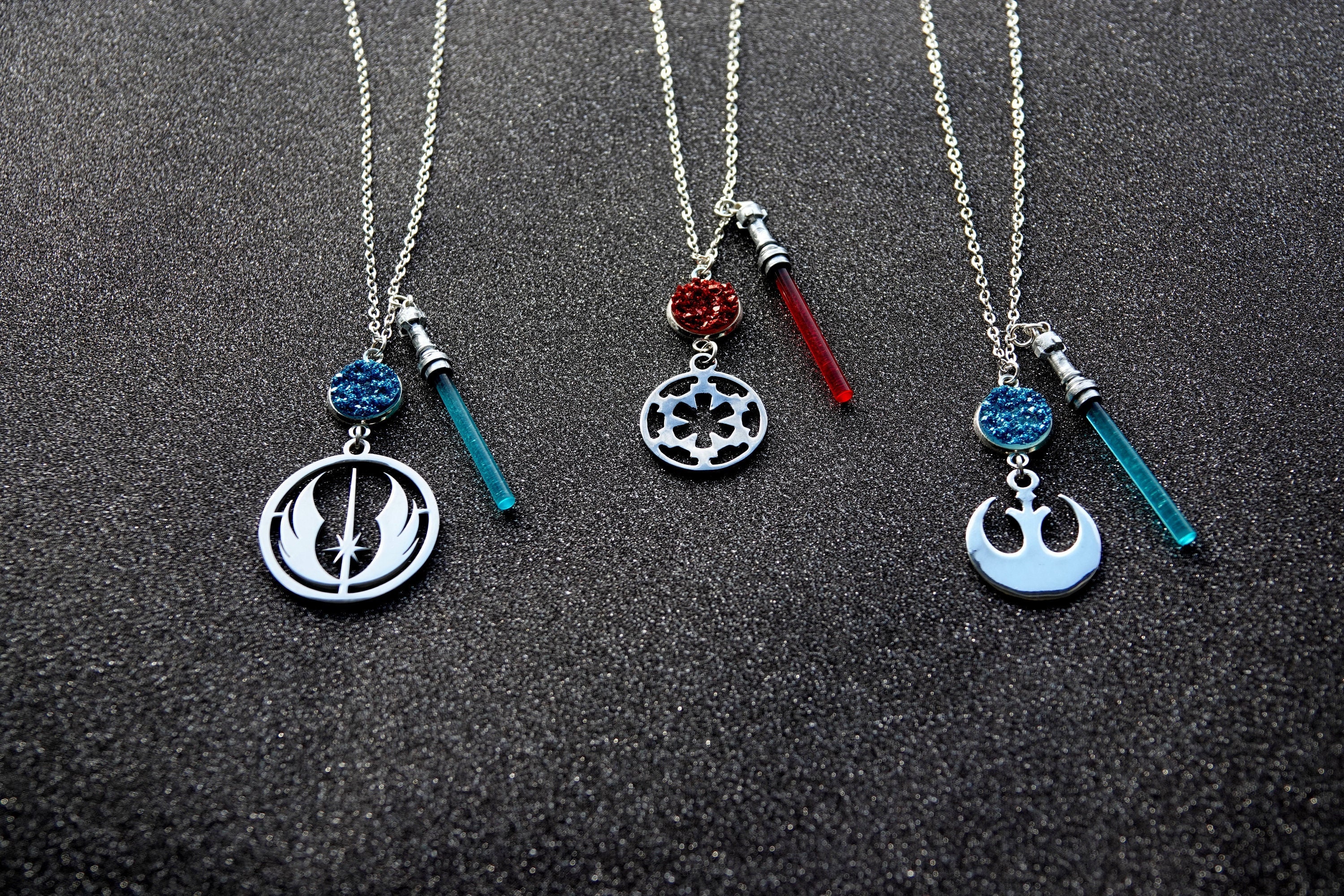 Star Wars™ Necklaces & Pendants in Silver, Gold, Diamond & Black Rhodium  Online | Star Wars™ Fine Jewelry