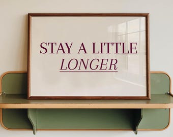 Väggkonst "Stay a Little Longer", vinröd citattryck, minimalistisk matrumsinredning, digital nedladdning