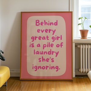 Arte de pared con frase divertida sobre la lavandería / Impresión detrás de cada gran chica / Decoración humorística para el hogar / Póster rosa para el lavadero / Regalo inspirador