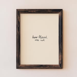 Art mural verset de la Bible : Nous sommes bénis, typographie beige minimaliste, écriture manuscrite (imprimable)