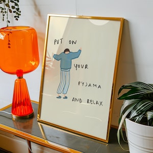Zieh den Pyjama an und entspann dich Poster – Gemütliche Wandkunst für Badezimmer & Schlafzimmer, Minimalistisches Poster, modernes Wohndekor Geschenk