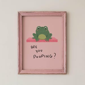 Rolig väggkonst för badrum, rosa groda bajsar du utskrivbar poster för barnbadrum