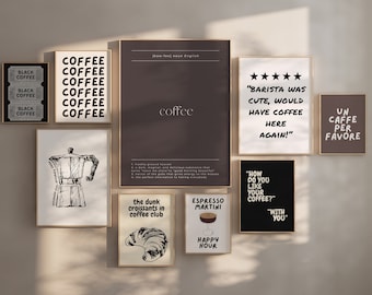 Puede incluir: Una colección de ocho impresiones enmarcadas con ilustraciones y texto sobre el tema del café. Las impresiones presentan una cafetera, croissants, un espresso martini y varias citas relacionadas con el café. Las impresiones están dispuestas en una pared gris claro con sombras de la luz del sol.