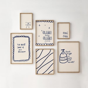 Peut inclure: Plusieurs impressions d'art encadrées avec des cadres dorés et des fonds blancs. Les impressions présentent des dessins au trait bleus et du texte, notamment les phrases "CLEAN body CLEAN mind" et "Don't Forget to wash your hands!"