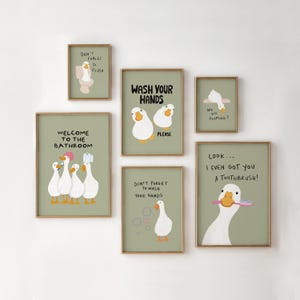 Op de afbeelding: Een set van zes ingelijste wandposters met een saliegroene achtergrond met cartoon-eenden. De posters bevatten teksten zoals "Wash Your Hands", "Welcome to the Bathroom", "Don't Forget to Flush", "Are You Pooping?" en "Look... I Even Got You a Toothbrush!"